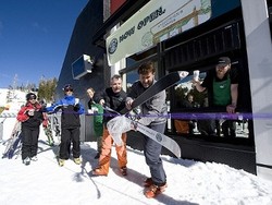 Yang Ini Bukan Drive-Thru Tetapi Ski-Thru!