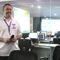 Mengintip Pusat Pemantau Jaringan Axis