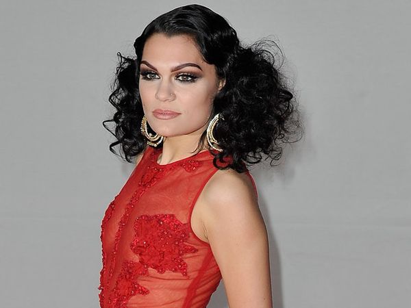 Gaun Merah Menerawang Jessie J