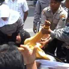 Unjuk Rasa Buruh Pengolahan Udang Diwarnai Jatuh Pingsan 