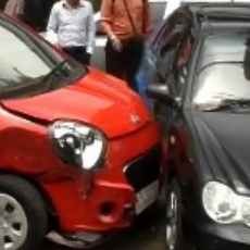 Ngantuk, Jazz Nyelonong Masuk Showroom Geely