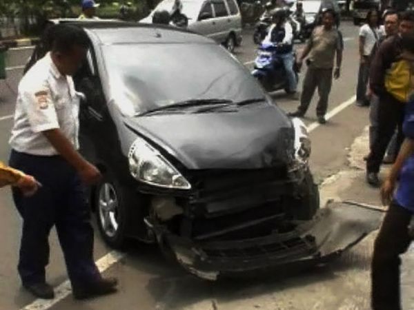 Jazz Tabrak Showroom Geely