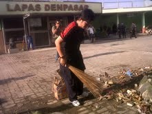 Situasi Berangsur Kondusif, Petugas Bersih-Bersih LP Kerobokan