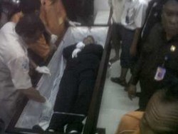  Keluarga Histeris Saat Jenazah Korban RSPAD Dimasukkan ke Peti