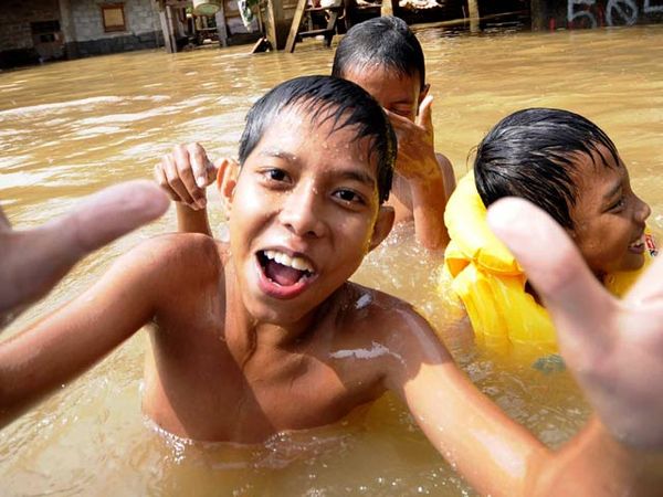 Byurrr.....Banjir Jadi Arena Bermain