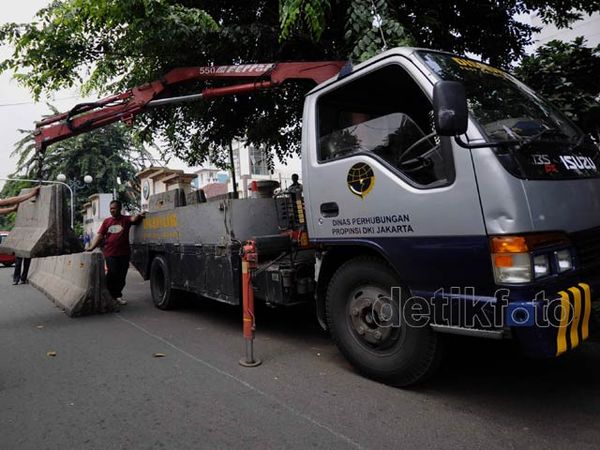 Usir Parkir Liar, Beton Dipasang Melintang