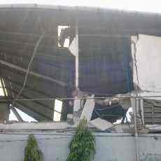 Tembok dan Atap Pabrik Plastik Ambruk Diduga Kelebihan Beban