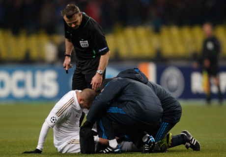 Benzema Terancam Absen Dua Pekan