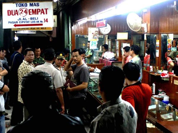 4 Toko Emas di Pasar Ciputat Dirampok 4 Toko Emas di Pasar Ciputat Dirampok