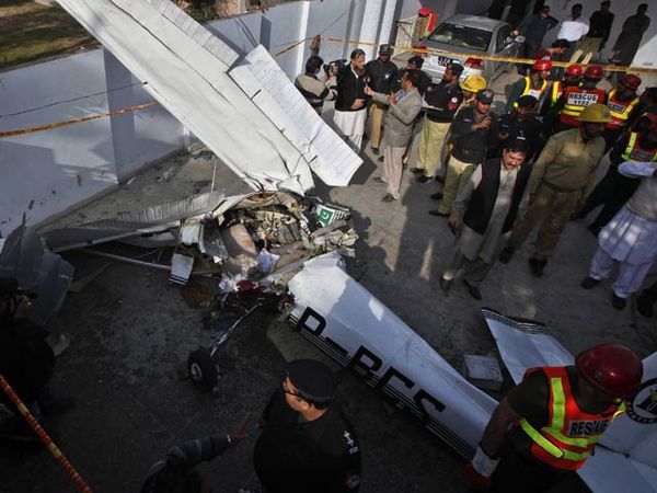 Pesawat Latih Tabrak Rumah, Pilot Wanita Tewas