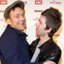 Pernah Berseteru, Damon Albarn & Noel Gallagher Berpelukan di Brit Awards 
