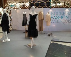 Indonesia Fashion Week, Ajang Desainer Muda Pamer Karya