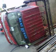 Colt Diesel Muat Besi Terguling di Banyu Urip