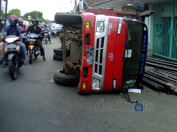 Truk Bermuatan Besi Terguling 