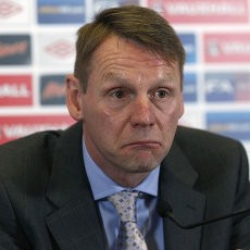 Pearce Siap Tangani Inggris di Piala Eropa 2012