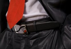 Ini Efek dari Pakai Dasi dan Gesper Tiap Hari