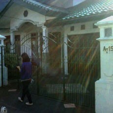 Dhana Widyatmika Tinggal di Rumah Warisan Orang Tua