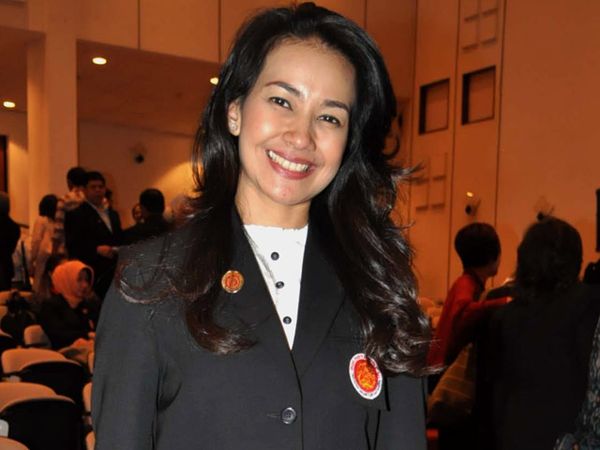 Si Calon Notaris Cantik Alya Rohali