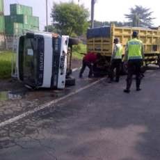 Selip, Truk Terguling di Bundaran Hang Tuah