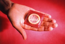 Kesalahan-kesalahan Pria Saat Pakai Kondom