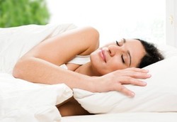 Tidur Tanpa Pakai Bra Bisa Bikin Payudara Cepat Kendur?