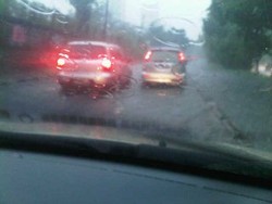 Jakarta Hujan Deras, Genangan Muncul & Motor Mogok