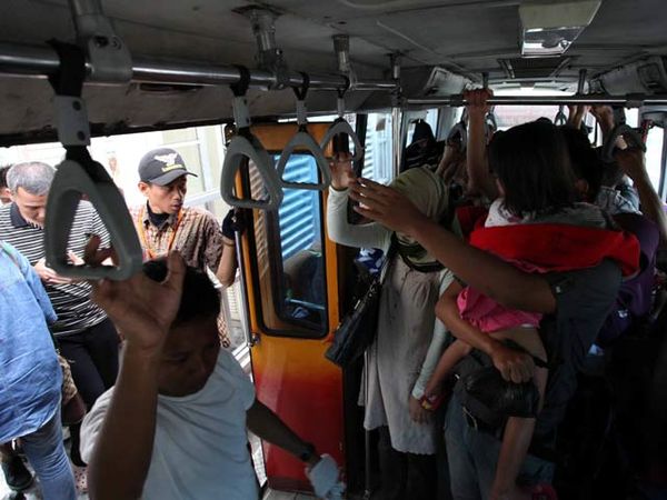 Nikmatnya Naik Bus TransJ Tanpa Bayar