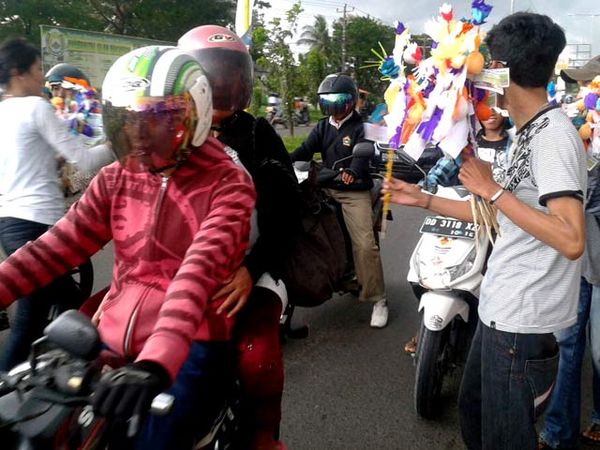 Bagi-bagi Telur Peringati Maulid Nabi