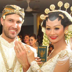 Hamil Besar, Indah Kalalo Masih Pakai Wedges