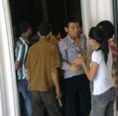 Dievakuasi, Korban Terjebak Lift Empire Palace Diberi Air Mineral