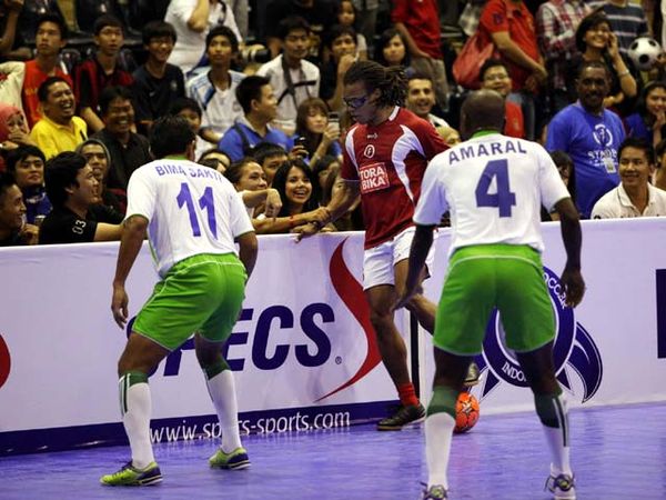 Pemain Dunia Hipnotis Senayan