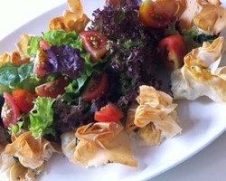 Resep Salad: Organic Greens with Feta Cheese Bonbon 