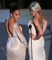 J-Lo & Cameron Diaz Kompak Pamer Bokong