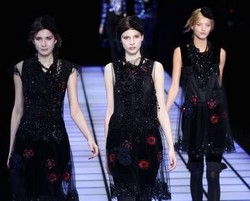 Gaya Wanita Sensual Modern Emporio Armani di Milan Fashion Week