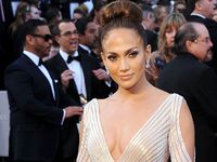 Wuihh..Jennifer Lopez Tampil Seksi di Oscar 2012