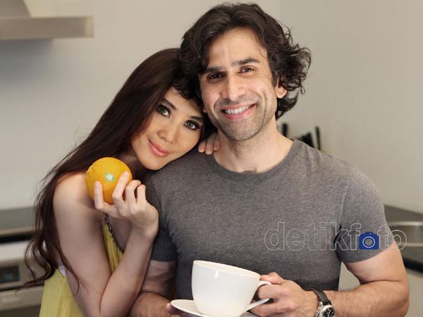 Keintiman Jeremy Thomas & Ina di Rumah