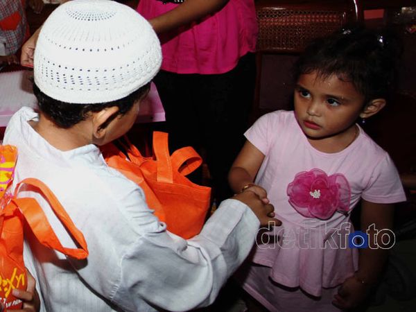 Vannesa Gonzales Ultah Bersama 99 Anak Yatim