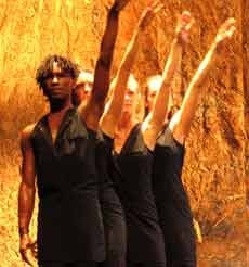 Ghost Track Tergambar Dalam Tari Western-Eastern