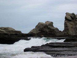 Batu-Batu Karang yang Eksotis di Pantai Klayar