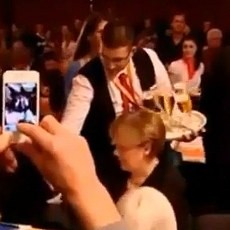 Upss! Pelayan Tumpahkan 5 Gelas Bir ke Bahu Kanselir Jerman