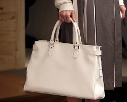 Wow, Ada Tas yang Bisa Isi Ulang Baterai Handphone