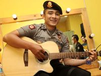 Polteng Bripda Saeful Bahri Unjuk Kebolehan Main Gitar