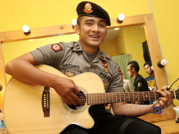 Polteng Bripda Saeful Bahri Unjuk Kebolehan Main Gitar