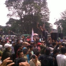 Diguyur Hujan Deras, Massa Kontra Eep Hidayat Joget di Kejati