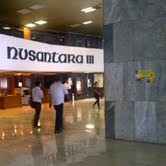 Tempelan Atribut Acara Politisi Kotori Gedung DPR