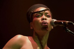 Konser Dibatalkan, Erykah Badu Berharap Bertemu PM Malaysia