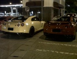 Duh! 3 Mobil Mewah Parkir di Tempat Terlarang