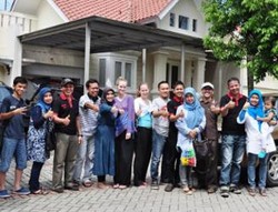 Pecinta Hyundai Santa Fe Lestarikan Angklung