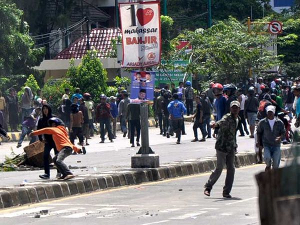 Eksekusi Bangunan di Makassar Bentrok