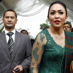 Angie Digosipkan Selingkuhi Adjie, Mudji Masih Setia Dampingi Angie